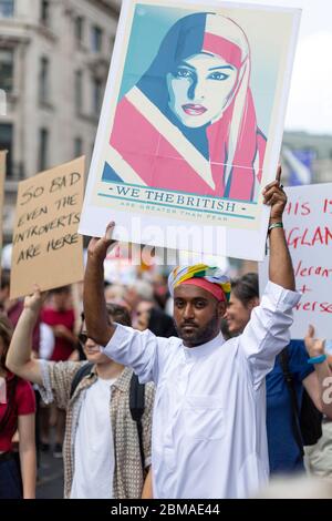 Un uomo etnico che ha un segno aa con la lettura "noi britannici" alla protesta e alla manifestazione contro la visita di Donald Trump a Londra, 13 luglio 2018 Foto Stock