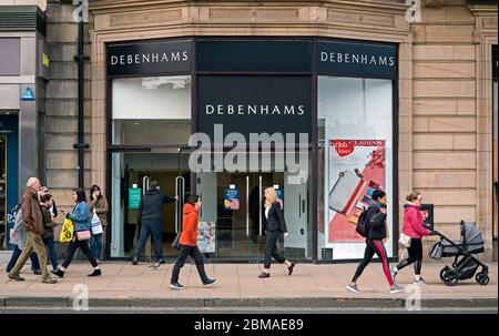 Pedoni che camminano accanto all'ingresso del negozio Debenhams in Princes Street, Edimburgo, Scozia, Regno Unito. (Negozio chiuso) Foto Stock