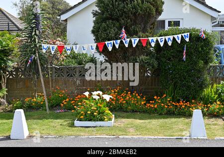 Littlehampton UK 8 maggio 2020 - Bunting e parole della famosa canzone di Dame vera Lynn ci incontreremo di nuovo per commemorare l'anniversario della VE Day nel villaggio di Ferring vicino a Worthing durante le restrizioni di blocco del coronavirus COVID-19 pandemic. E '75 anni da quando la vittoria in Europa sui tedeschi è stata annunciata durante la seconda guerra mondiale: Credit Simon Dack / Alamy Live News Foto Stock