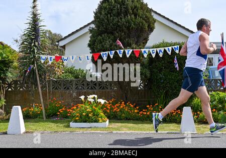 Littlehampton UK 8 maggio 2020 - Bunting e parole della famosa canzone di Dame vera Lynn ci incontreremo di nuovo per commemorare l'anniversario della VE Day nel villaggio di Ferring vicino a Worthing durante le restrizioni di blocco del coronavirus COVID-19 pandemic. E '75 anni da quando la vittoria in Europa sui tedeschi è stata annunciata durante la seconda guerra mondiale: Credit Simon Dack / Alamy Live News Foto Stock