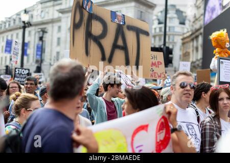 Un giovane che tiene un cartello con la scritta "Prat", alla protesta e alla manifestazione contro la visita di Donald Trump a Londra, 13 luglio 2018 Foto Stock