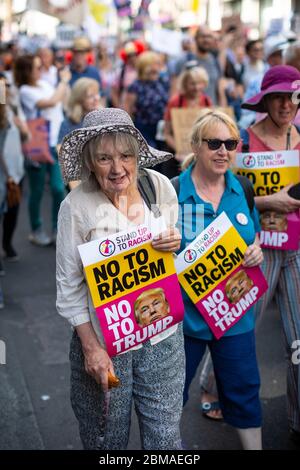 Due donne che hanno in mano segni di "No al razzismo, No a Trump", alla protesta e alla dimostrazione contro la visita di Donald Trump a Londra, il 13 luglio 2018 Foto Stock