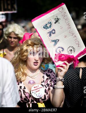 Una regina che tiene un segno che indica 'la criminalità è un drag', alla protesta contro la visita di Donald Trump a Londra, 13 luglio 2018 Foto Stock