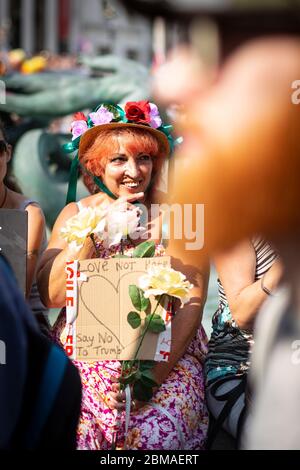 Una donna con capelli rossi e con una corona floreale tiene un segno che legge 'Amore non odio' alla protesta contro la visita di Donald Trump a Londra, 2018 Foto Stock
