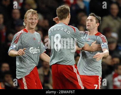 LONDRA, UK 21 DICEMBRE: Dirk Kuyt (Liverpool, a sinistra) e Steven Gerrard (capitano di Liverpool, 8) si congratulano con Robbie Keane (Liverpool) per aver segnato i primi Foto Stock