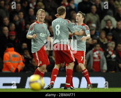 LONDRA, UK 21 DICEMBRE: Dirk Kuyt (Liverpool, a sinistra) e Steven Gerrard (capitano di Liverpool, 8) si congratulano con Robbie Keane (Liverpool) per aver segnato i primi Foto Stock