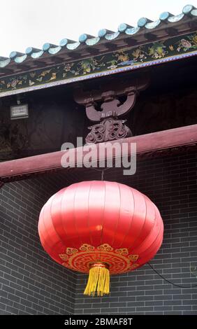 Una grande lanterna rossa pende sul fascio all'ingresso della storica Sala ancestrale di Tang, Ping Shan, Hong Kong Foto Stock