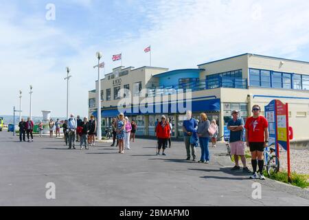 Weymouth, Dorset, Regno Unito. 8 maggio 2020. Due minuti di silenzio e di ira al War Memorial sul lungomare di Weymouth a Dorset per il 75° anniversario della Giornata del Ve. La gente si raduna sul lungomare alle 11:00 durante il blocco dei coronavirus. Credito immagine: Graham Hunt/Alamy Live News Foto Stock