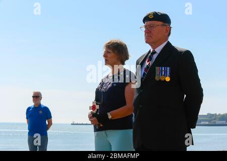 Weymouth, Dorset, Regno Unito. 8 maggio 2020. Un silenzio di due minuti e la corona che si posa al War Memorial sul lungomare di Weymouth a Dorset per il 75 ° anniversario del VE Day durante il blocco dei coronavirus. Credito immagine: Graham Hunt/Alamy Live News Foto Stock