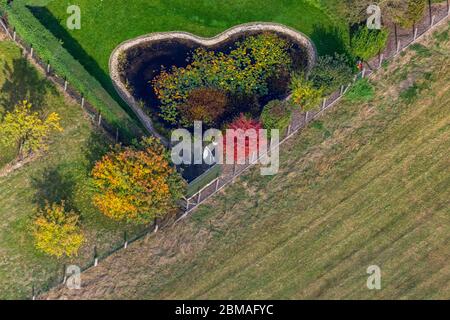 Laghetto giardino a forma di cuore, Ohlweg, 27.09.2019, vista aerea, Germania, Renania settentrionale-Vestfalia, Froendenberg/Ruhr Foto Stock