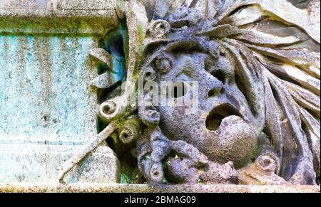 Una vecchia faccia di pietra grunge su un lapideo, Germania, Baviera Foto Stock