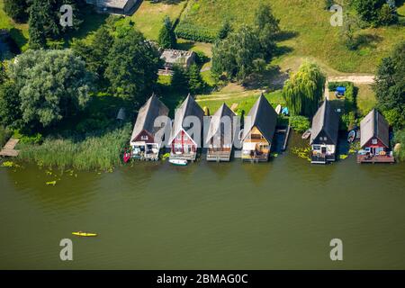 , Case per barche sulla riva occidentale del lago Mirower See in Mirow, 24.07.2016, vista aerea, Germania, Meclemburgo-Pomerania occidentale, Mirow Foto Stock