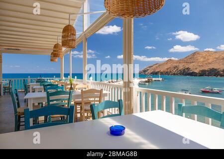 Taverna sul mare nel villaggio di Panormo, Creta, Grecia Foto Stock