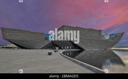 V & A MUSEUM OF DESIGN DUNDEE SCOTLAND L'EDIFICIO SPETTACOLARE ALBA IN UNA MATTINA DI INIZIO AUTUNNO Foto Stock