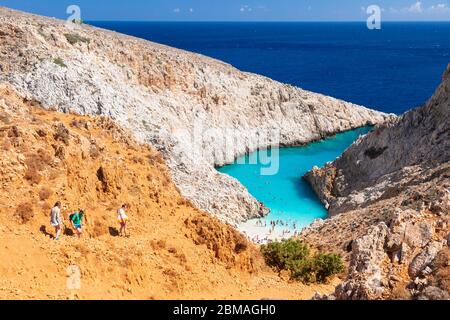 Turisti a piedi fino alla spiaggia di Limania, Creta, Grecia Foto Stock