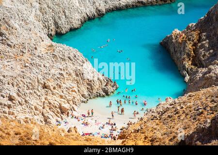 Persone che nuotano alla spiaggia di Limania, Creta, Grecia Foto Stock