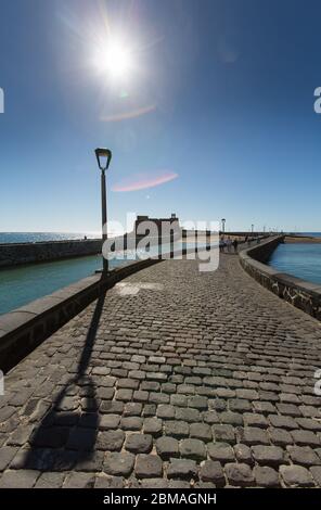 Isola di Lanzarote, Spagna. Vista pittoresca sul ponte di Calle Punta de la Lagarta di Arrecife, sullo sfondo il Castillo de San Gabriel. Foto Stock