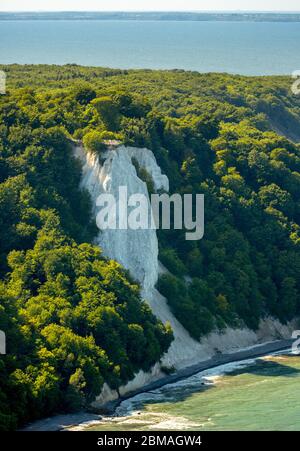 , costa rocciosa di gesso a Koenigsstuhl nel Parco Nazionale Jasmund sull'isola di Rugen, 05.06.2016, vista aerea, Germania, Meclemburgo-Pomerania occidentale, Ruegen, Jasmund National Park Foto Stock
