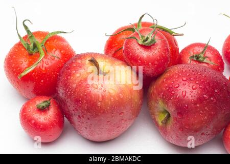 Pomodori e mele, frutti rossi, per insalate da mangiare crudo, pieno di vitamine e poche calorie ideali per la dieta. Foto Stock