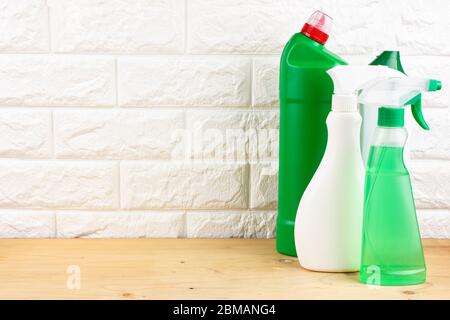 Attrezzi di pulizia. Set di materiali di consumo - spray e detergente. Foto Stock