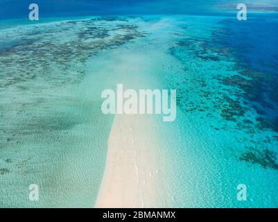 Zanzibar. Spiaggia vuota sulla riva di sabbia bianca di Nakupenda Island. Comparendo appena alcune ore in un giorno. Fuco aereo Foto Stock