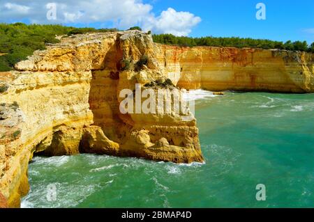 Spettacolari formazioni rocciose sulla spiaggia a Benagil sulla costa di Algarve in Portogallo Foto Stock