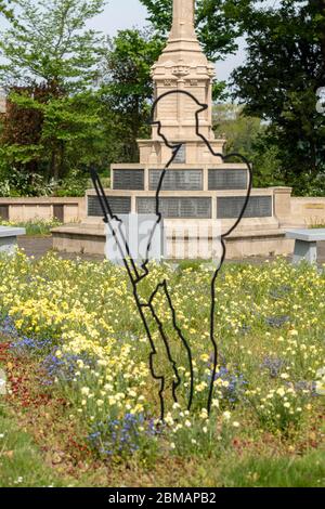 Brentwood Essex, Regno Unito. 8 maggio 2020. Commemorazione del Ve Day con un silenzio di due minuti al Brentwood War Memorial Credit: Ian Davidson/Alamy Live News Foto Stock