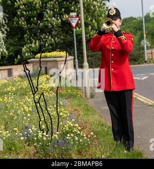 Brentwood Essex, Regno Unito. 8 maggio 2020. Commemorazione del Ve Day con un silenzio di due minuti al Brentwood War Memorial Credit: Ian Davidson/Alamy Live News Foto Stock