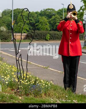 Brentwood Essex, Regno Unito. 8 maggio 2020. Commemorazione del Ve Day con un silenzio di due minuti al monumento commemorativo della Guerra di Brentwood, Eddie Griffin 14 della band imperiale giovanile di Brentwood Credit: Ian Davidson/Alamy Live News Foto Stock