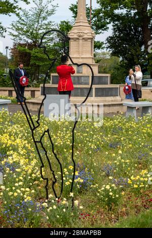 Brentwood Essex, Regno Unito. 8 maggio 2020. Commemorazione del Ve Day con un silenzio di due minuti al Brentwood War Memorial Credit: Ian Davidson/Alamy Live News Foto Stock