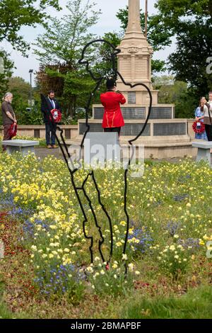 Brentwood Essex, Regno Unito. 8 maggio 2020. Commemorazione del Ve Day con un silenzio di due minuti al Brentwood War Memorial Credit: Ian Davidson/Alamy Live News Foto Stock