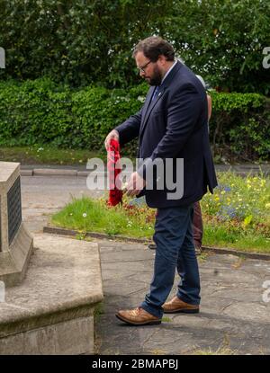 Brentwood Essex, Regno Unito. 8 maggio 2020. Commemorazione del Ve Day con un silenzio di due minuti al monumento commemorativo di Brentwood, Chris Hossack, leader del Consiglio, ha posto una corona di credito: Ian Davidson/Alamy Live News Foto Stock