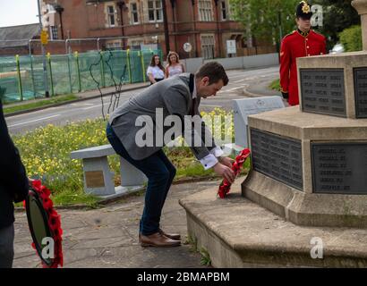 Brentwood Essex, Regno Unito. 8 maggio 2020. Commemorazione del Ve Day con un silenzio di due minuti al monumento commemorativo di Brentwood Jonathan Stephenson CEO del Brentwood Council ha una corona di credito: Ian Davidson/Alamy Live News Foto Stock