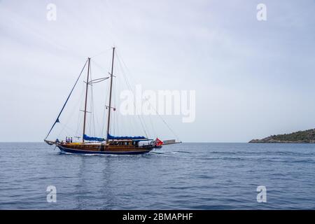 Kalekoy Simena , Turchia - 03 giugno 2019: Yacht turistico di piacere che naviga vicino all'isola di Kekova in Turchia Foto Stock