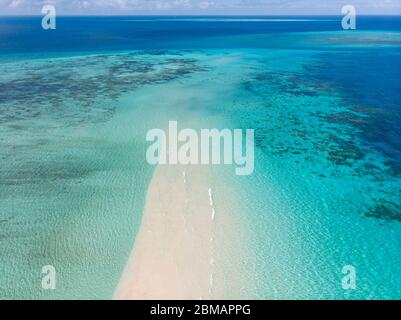 Zanzibar. Spiaggia vuota sulla riva di sabbia bianca di Nakupenda Island. Comparendo appena alcune ore in un giorno. Fuco aereo Foto Stock