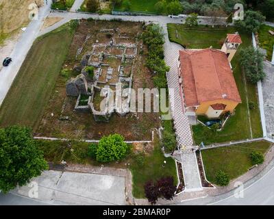 Veduta aerea del tempio interbizantino in pietra costruita da San Donatos 6 ° secolo rovine basilica chiesa Grecia epiro glyki villaggio paramythia Foto Stock