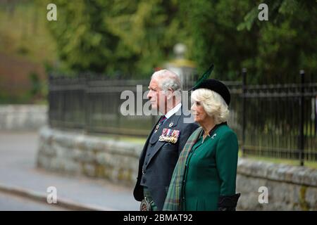 Foto pubblicata da Clarence House of the Prince of Wales e dalla duchessa di Cornovaglia (conosciuta come Duca e Duchessa di Rothesay quando in Scozia) dopo aver preso parte a un silenzio di due minuti per celebrare il 75° anniversario del Ve Day al Balmoral War Memorial. Durante l'evento il Principe di Galles ha deposto una corona e la duchessa di Cornovaglia ha posto i fiori al memoriale. Foto Stock