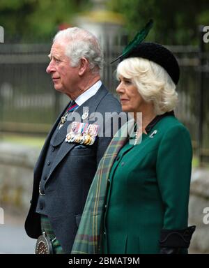 Foto pubblicata da Clarence House of the Prince of Wales e dalla duchessa di Cornovaglia (conosciuta come Duca e Duchessa di Rothesay quando in Scozia) dopo aver preso parte a un silenzio di due minuti per celebrare il 75° anniversario del Ve Day al Balmoral War Memorial. Durante l'evento il Principe di Galles ha deposto una corona e la duchessa di Cornovaglia ha posto i fiori al memoriale. Foto Stock