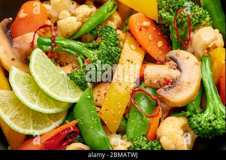 Pad Pak Ruam o Veg Thai Stir-Fried verdure primo piano su texture. Pad Pak è cucina tailandese piatto vegetariano con mix di verdure e salse. Tailandese F. Foto Stock