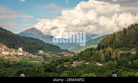 Paesaggio della Valle di Cembra : vigneti che circondano il paese di Cembra, Valle di Cembra, Trentino Alto Adige, Italia settentrionale Foto Stock