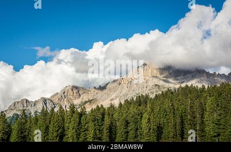 Passo Lavazè in Alto Adige, provincia di Bolzano: Uno dei paesaggi più affascinanti della Val di Fiemme. Trentino Alto Adige. Dolomiti Foto Stock