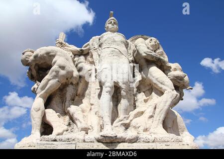 Roma, Italia. Una delle statue al famoso Ponte Vittorio Emanuele II. Foto Stock