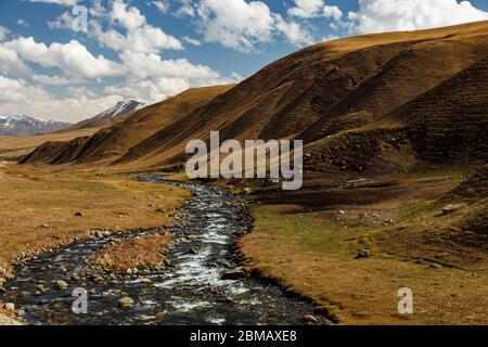 Fiume Susamyr, fiume veloce nelle montagne del Kirghizistan. Foto Stock