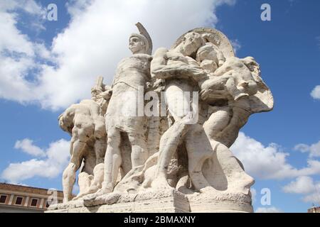 Roma, Italia. Una delle statue al famoso Ponte Vittorio Emanuele II. Foto Stock