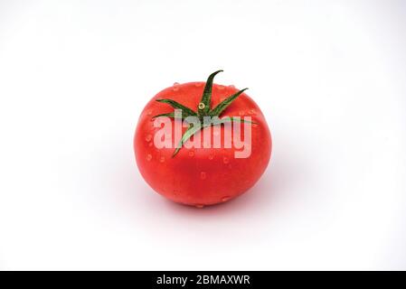 Pomodoro organico crudo maturo rosa isolato su sfondo bianco. Vegetariano - Vegan dieta sana cucina concetto Foto Stock