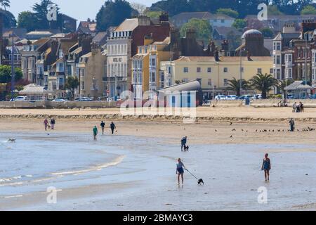 Weymouth, Dorset, Regno Unito. 8 maggio 2020. UK Weather: Persone che si esercitano sulla spiaggia in una giornata di sole caldo presso la località balneare di Weymouth a Dorset nel 75 ° anniversario di VE Day durante il blocco coronavirus. Credito immagine: Graham Hunt/Alamy Live News Foto Stock