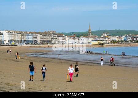 Weymouth, Dorset, Regno Unito. 8 maggio 2020. UK Weather: Persone che si esercitano sulla spiaggia in una giornata di sole caldo presso la località balneare di Weymouth a Dorset nel 75 ° anniversario di VE Day durante il blocco coronavirus. Credito immagine: Graham Hunt/Alamy Live News Foto Stock