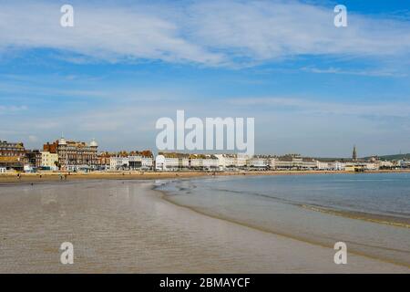 Weymouth, Dorset, Regno Unito. 8 maggio 2020. UK Weather: Una vista della spiaggia e del lungomare in una giornata di sole caldo presso la località balneare di Weymouth a Dorset, il 75 ° anniversario di VE Day durante il blocco dei coronavirus. Credito immagine: Graham Hunt/Alamy Live News Foto Stock