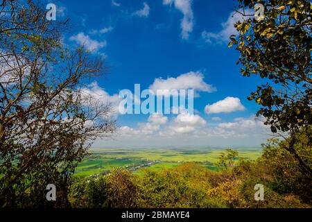 Paesaggio dalla cima della montagna sacra di Sam (Tempio di Ba Chua Xu) nel cuore del Delta del Mekong, Vietnam. Vista sui campi di riso vietnamiti e Cambogia Foto Stock