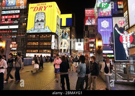 OSAKA, Giappone - 24 Aprile 2012: la gente acquista in area Shinsaibashi di Osaka, in Giappone. Osaka in Giappone è il terzo più grande città dalla popolazione con 18 milioni peopl Foto Stock